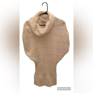 Love Change white sleeveless sweater, L